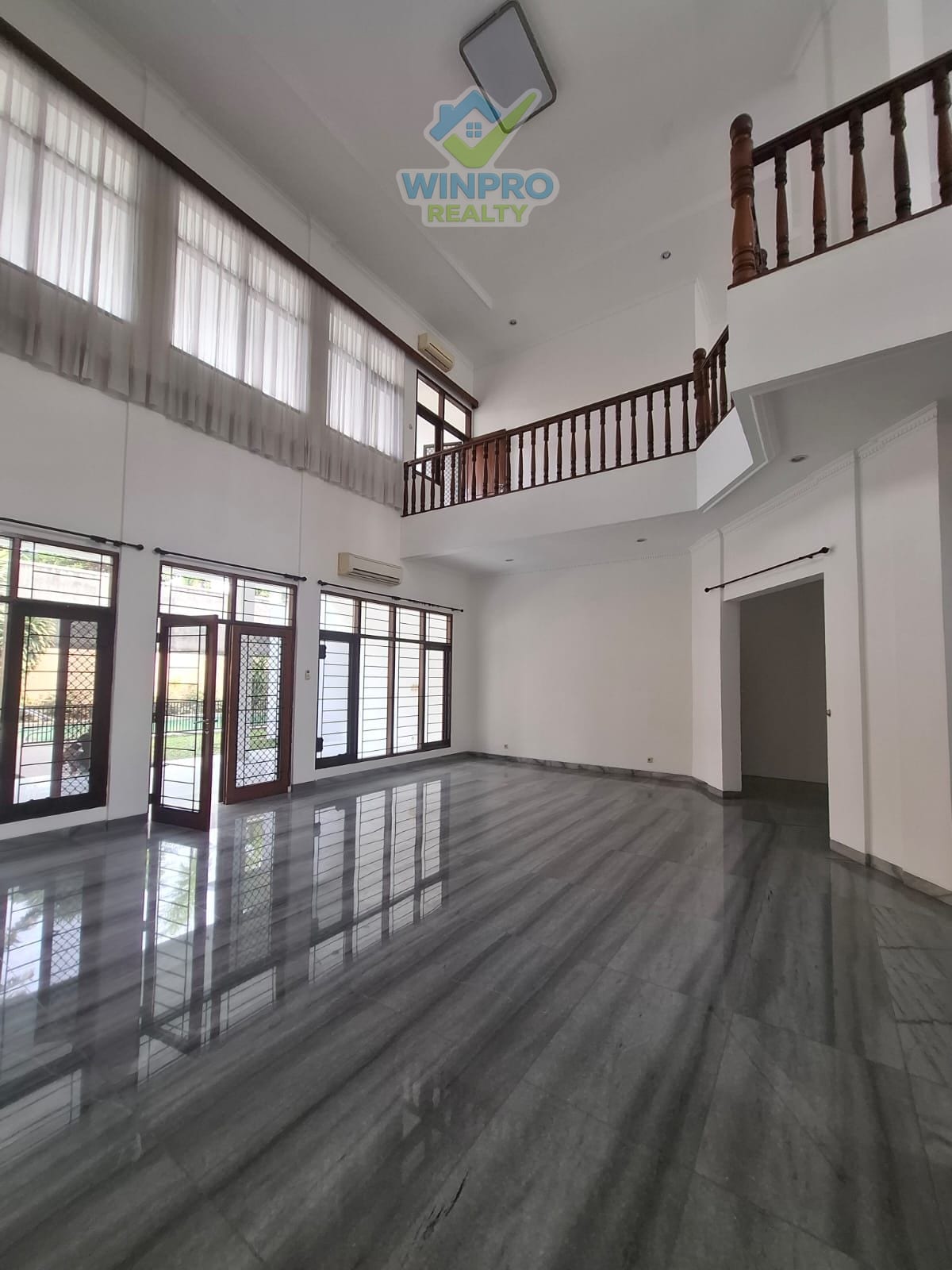 DISEWAKAN RUMAH DI KOMPLEK PATRA KUNINGAN – LT 1.000 M² / LB 800 M², 8BR, USD 7.500/BULAN